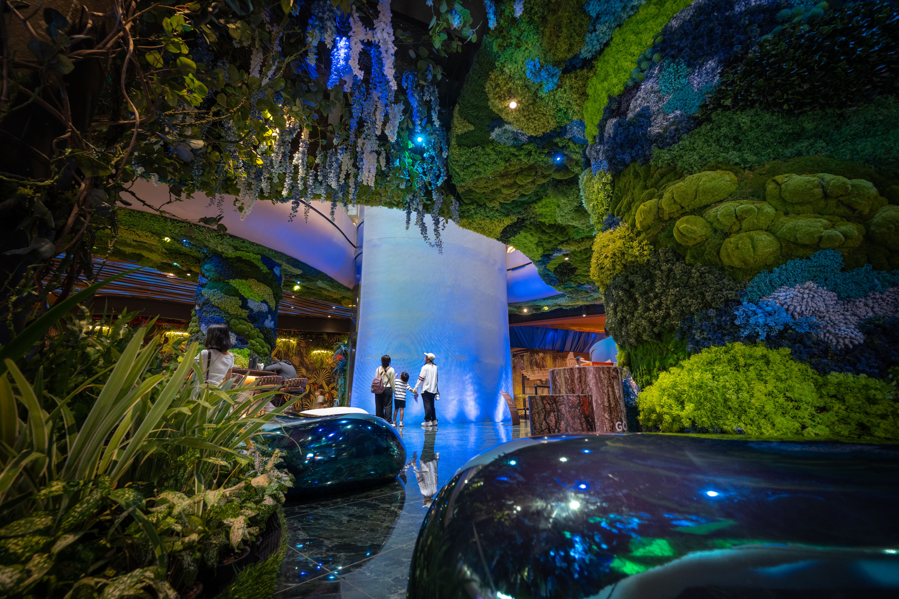 Surreal atmosphere for the commercial experience