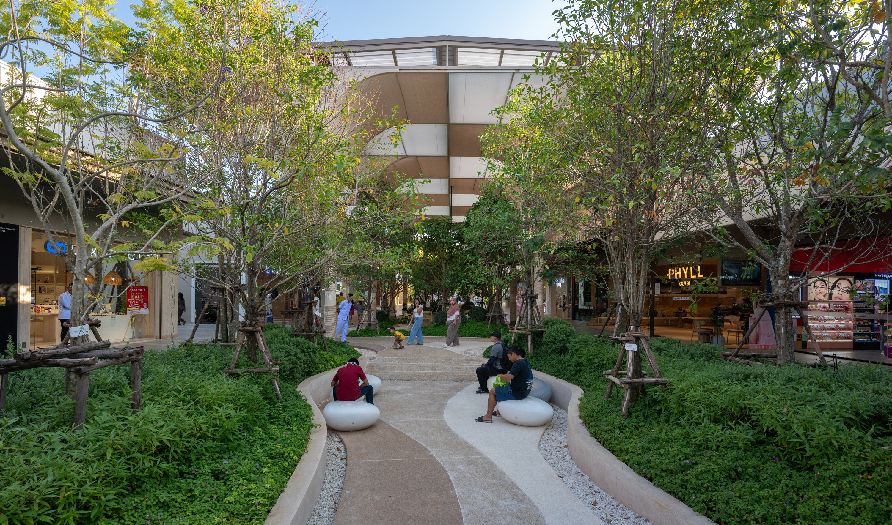 Relaxing shopping atmosphere
