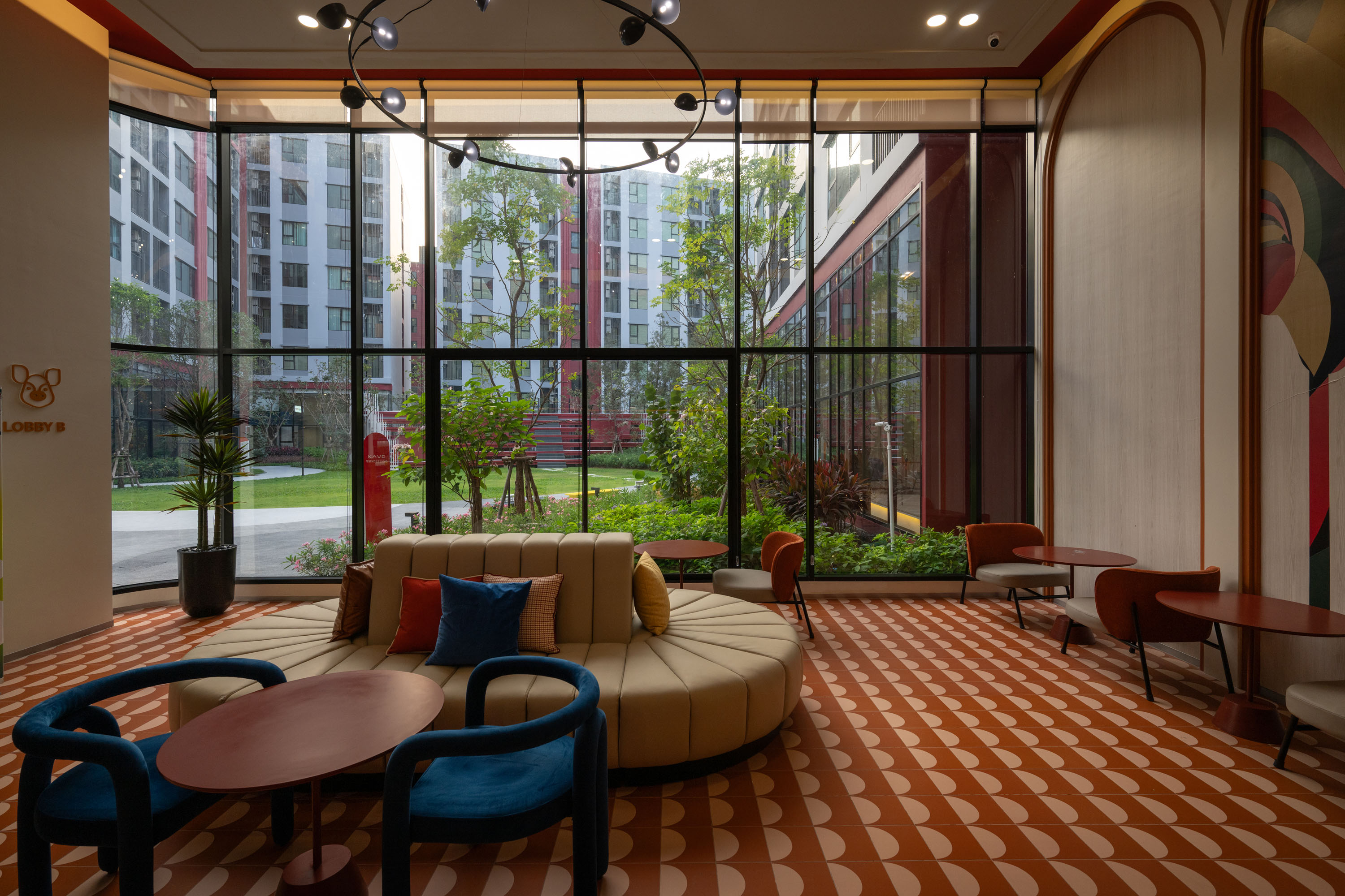 seamless connection between the interiors facilities and the outdoor activities<br />
